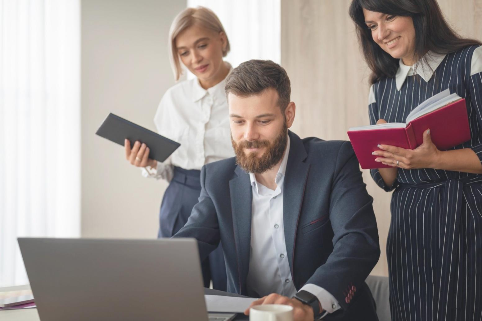 Oficina moderna con ambiente de trabajo colaborativo